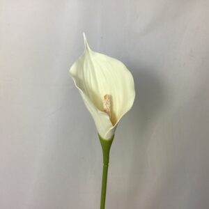 Boutonnière artificielle calla, rose et viorne