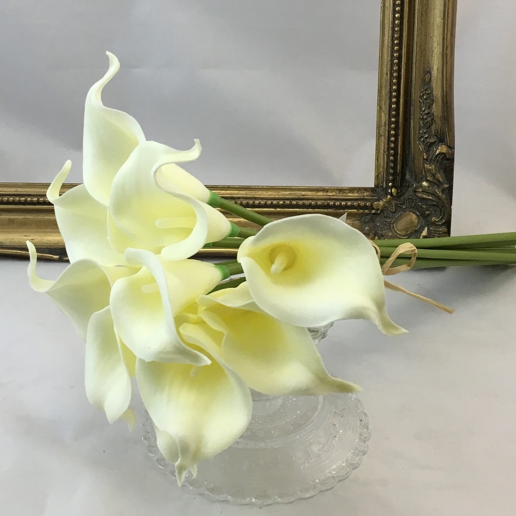 Boutonnière artificielle calla, rose et viorne