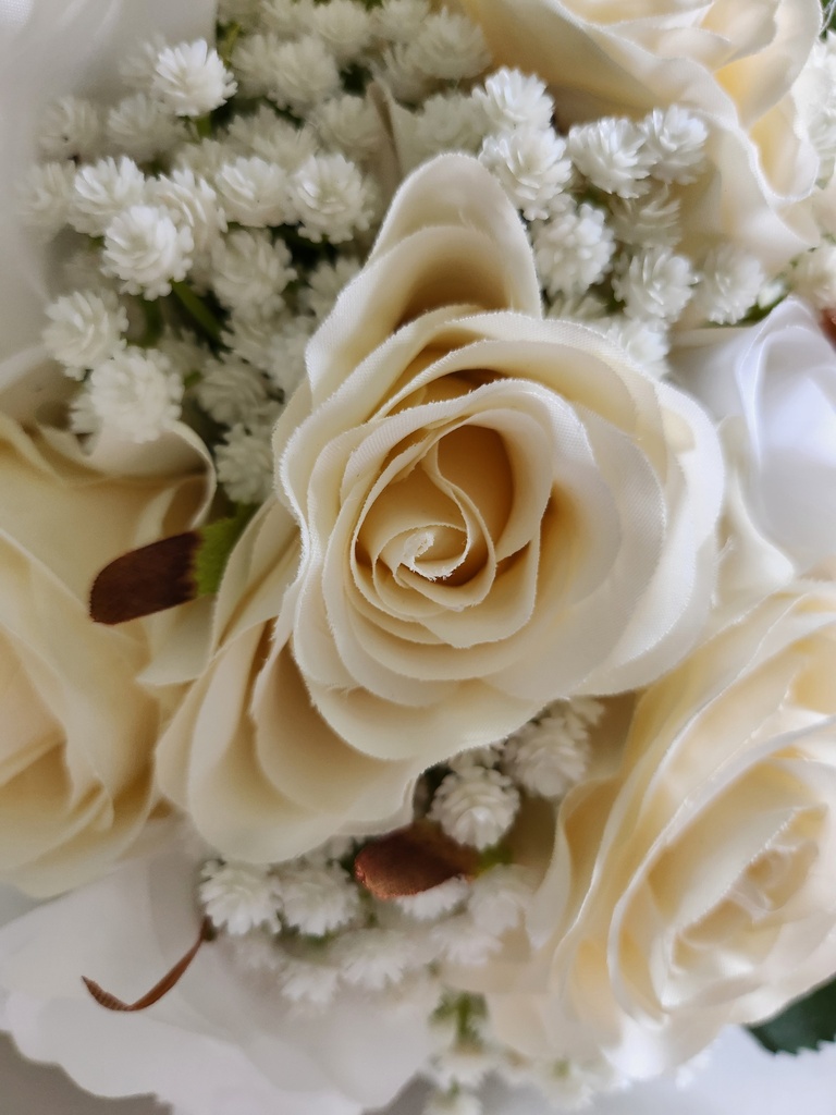 Bouquet de gypsophile et de rose en soie