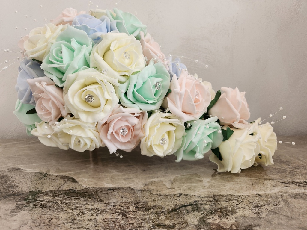 Bouquet artificiel de roses pastelles