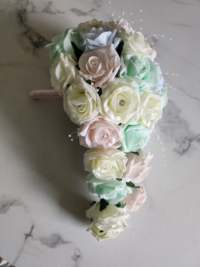 Bouquet artificiel de roses pastelles