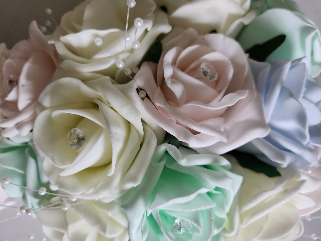 Bouquet artificiel de roses pastelles