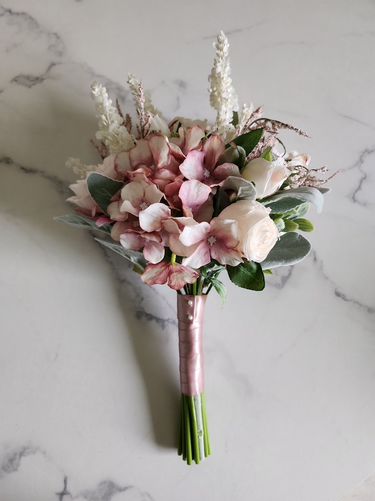 Bouquet artificiel de roses, hortensias et sauge