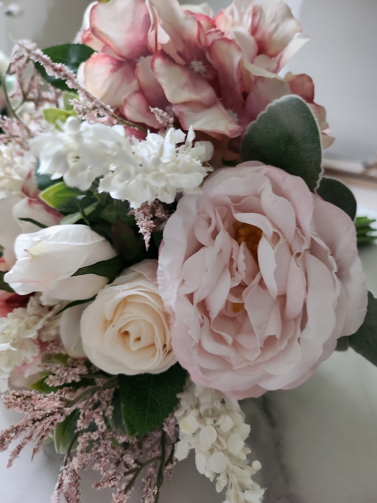 Bouquet artificiel de roses, hortensias et sauge