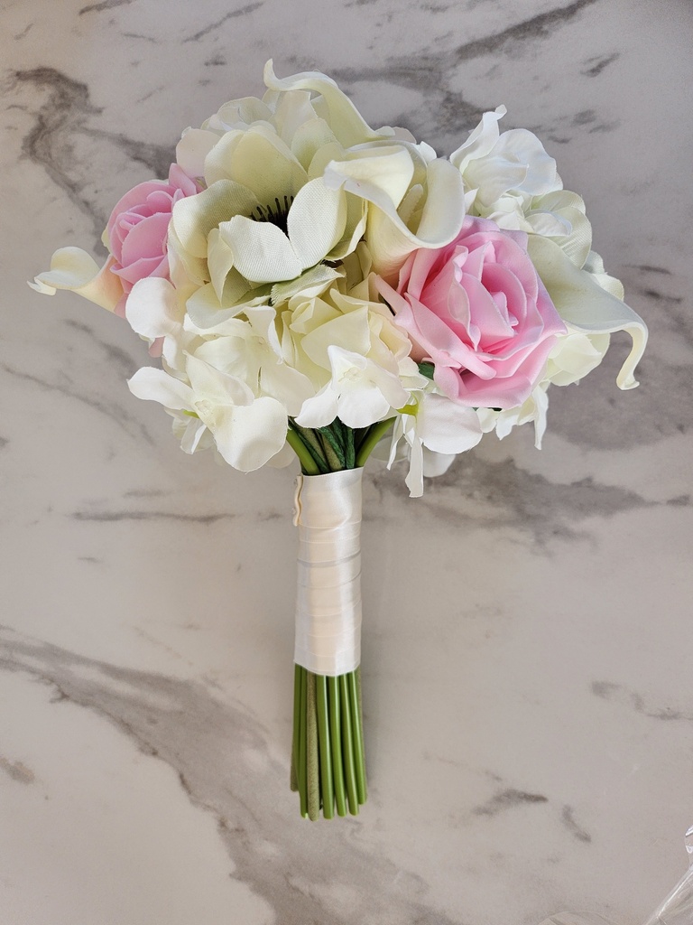 Bouquet artificiel de roses, d'anémones, callas