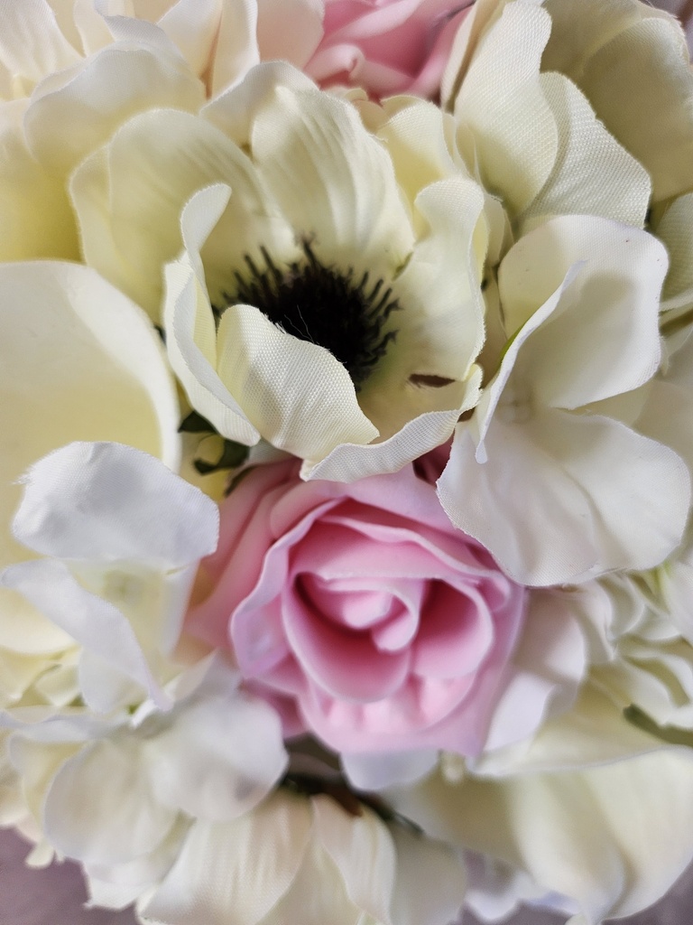 Bouquet artificiel de roses, d'anémones, callas