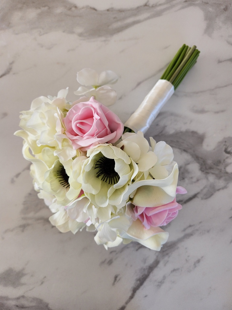 Bouquet artificiel de roses, d'anémones, callas