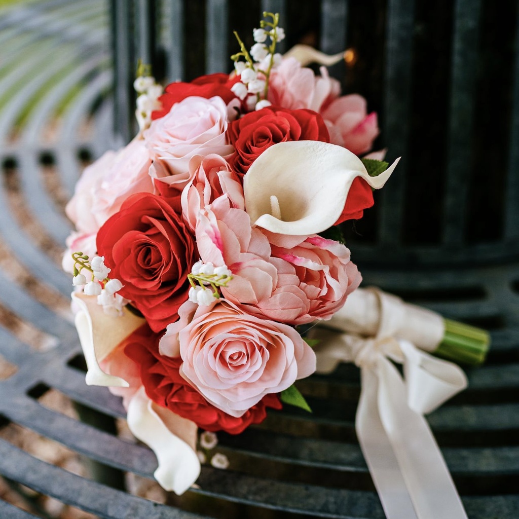 Bouquet artificiel callas, roses, pivoines et muguet 