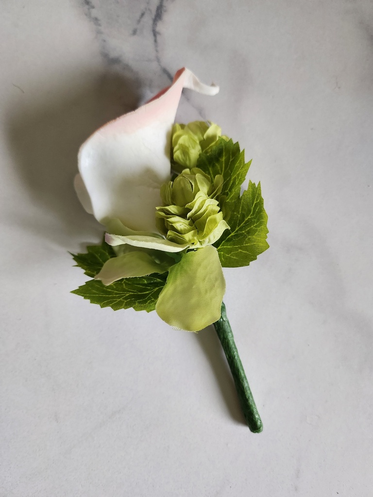 Boutonnière artificiel lys calla et mousse