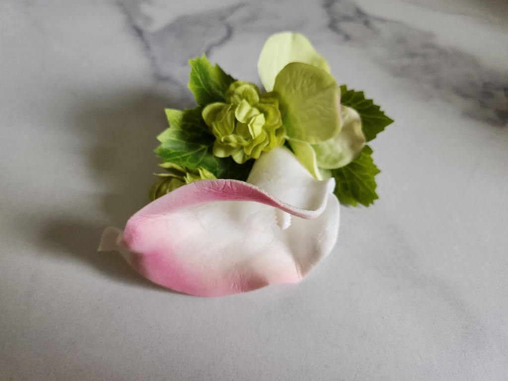 Boutonnière artificiel lys calla et mousse