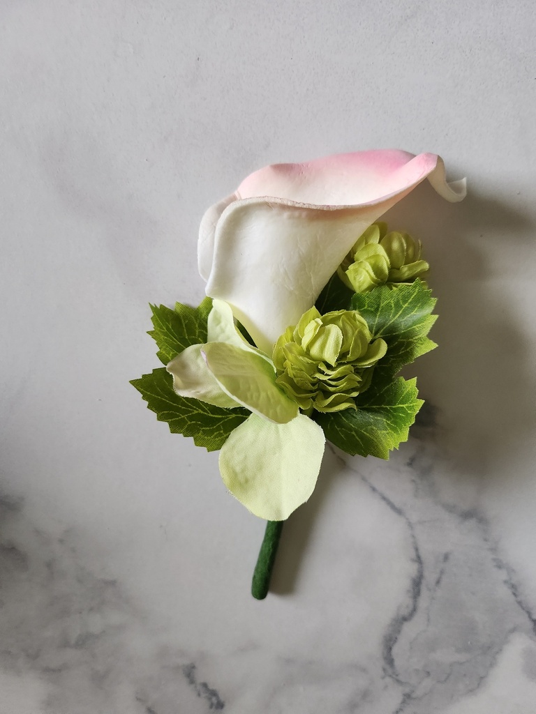 Boutonnière artificiel lys calla et mousse