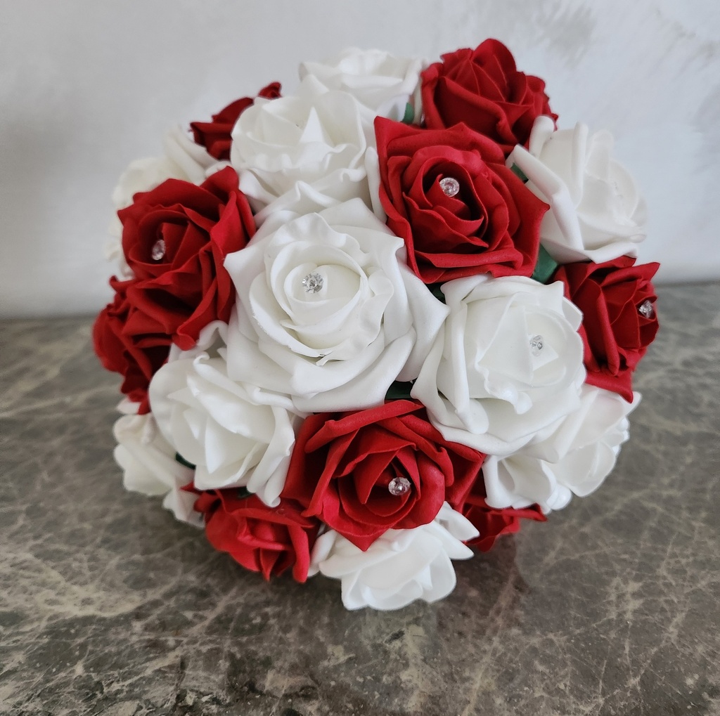 Brassée de roses rouges et blanches
