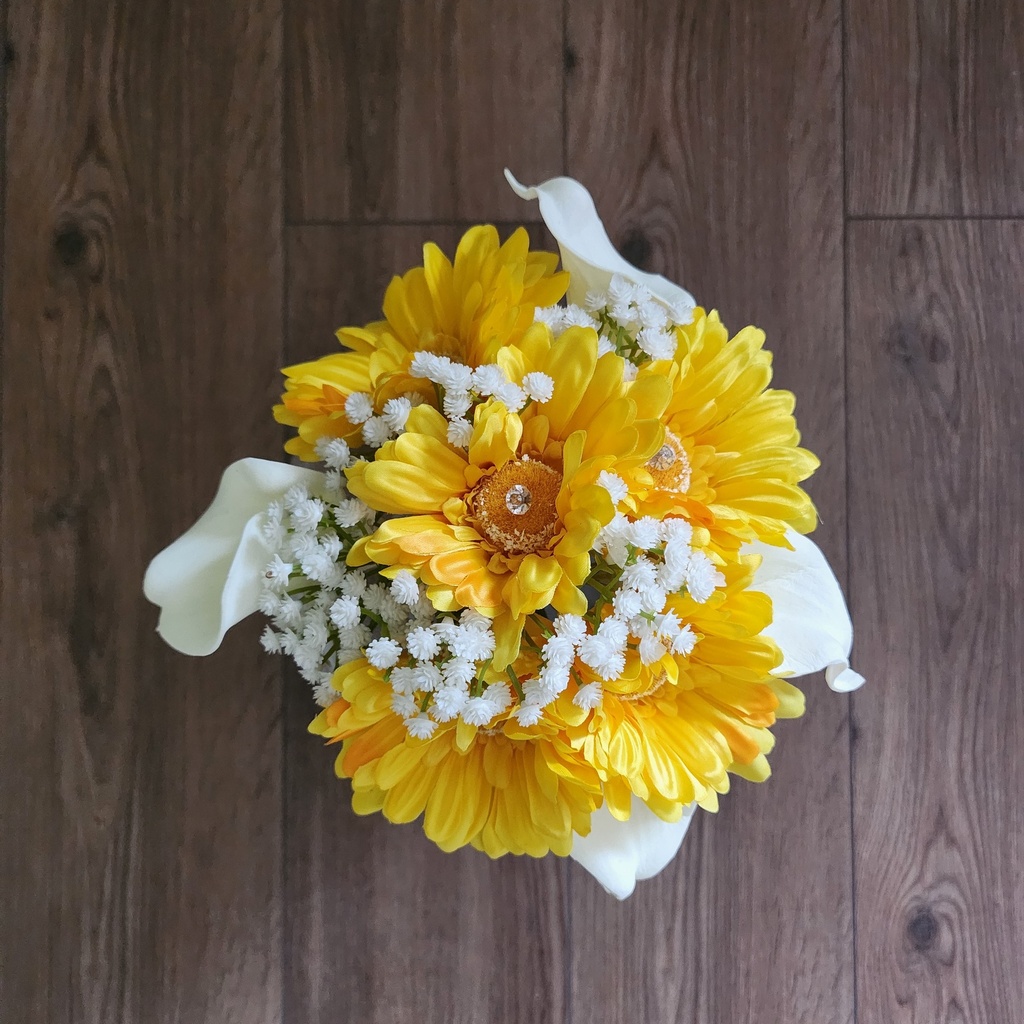 Bouquet d'arums et de gerberas jaunes