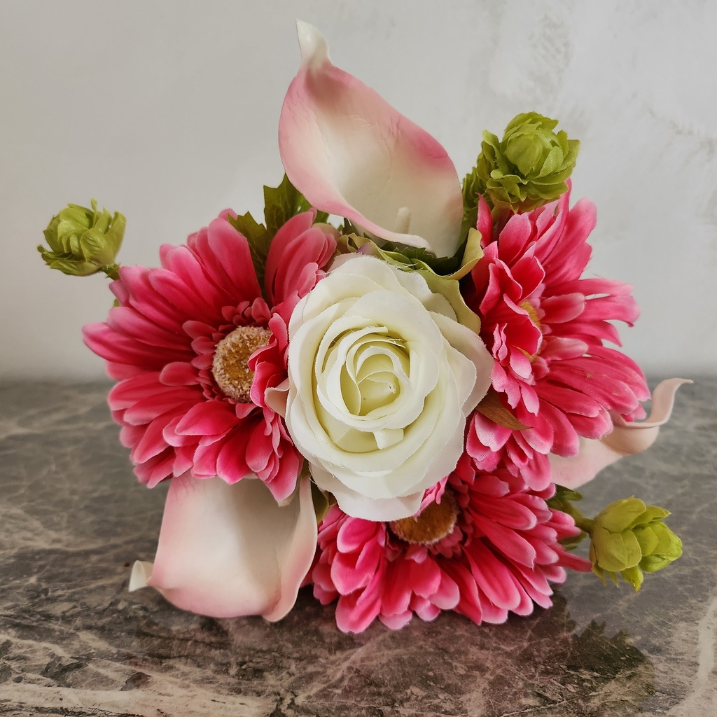 Bouquet de roses, d'arums et houblon vert