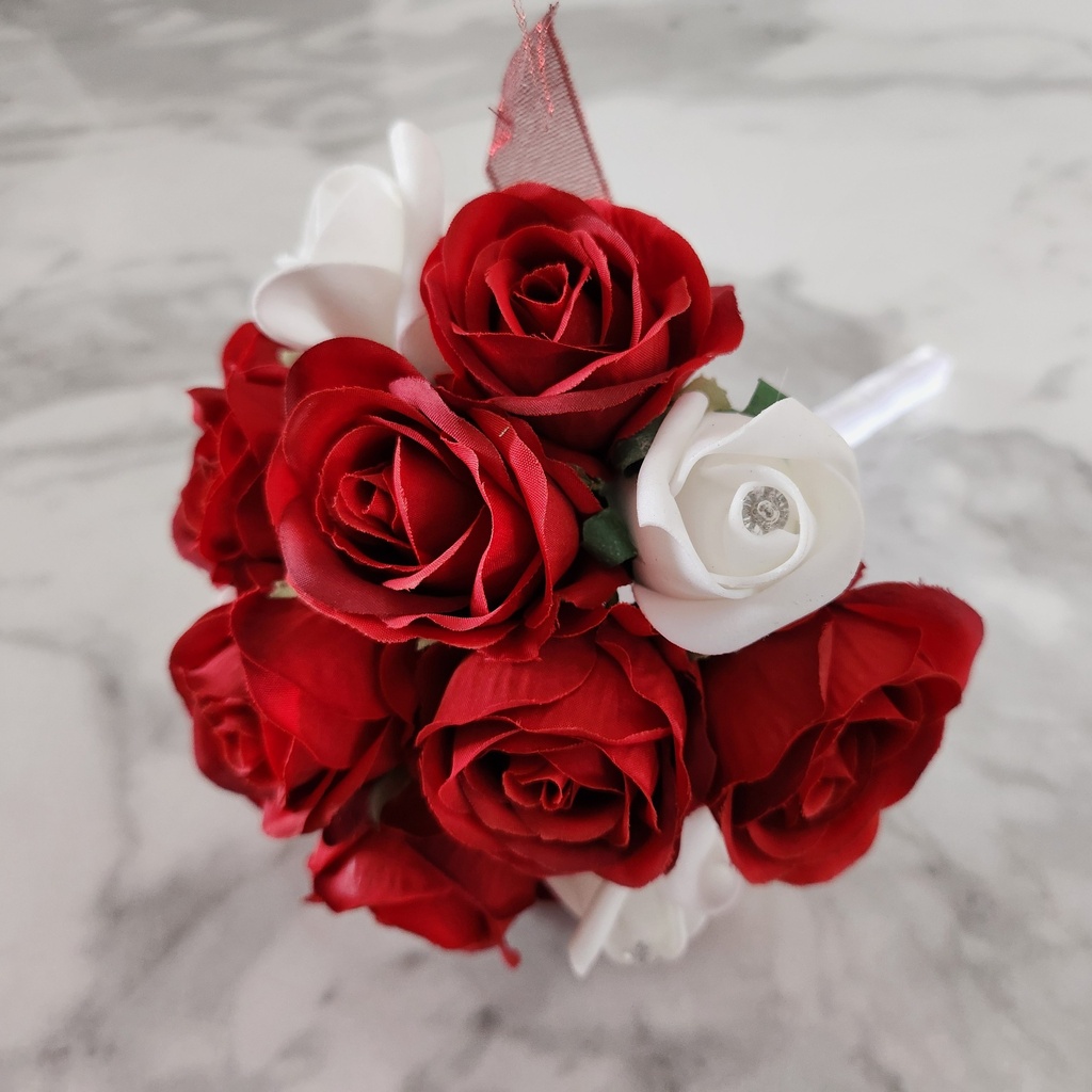 Petit bouquet de roses rouges et boutons  blancs