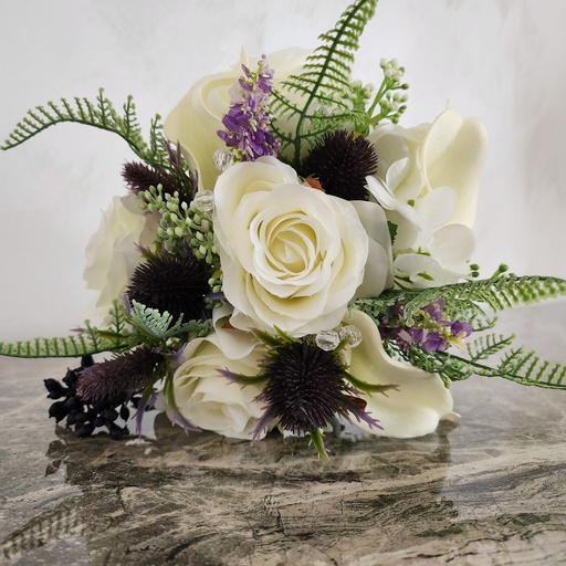 Bouquet de roses et de chardons