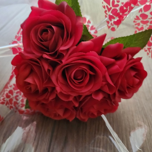 Petit bouquet imitation roses fraîches coeur