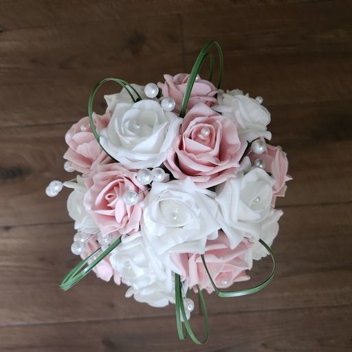 Bouquet de roses blanches et roses et d'herbe