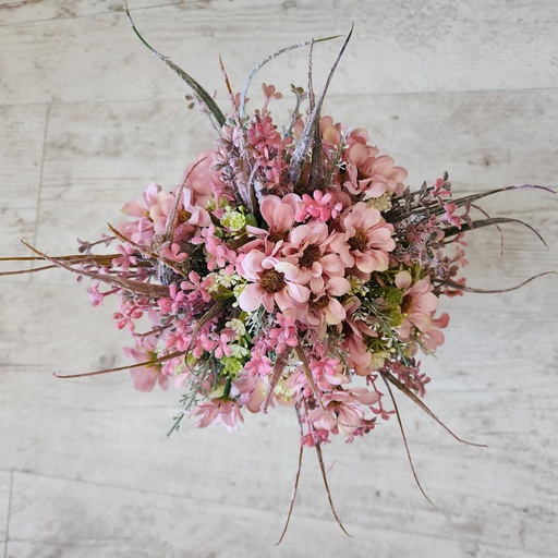 Bouquet de thym et de pâquerettes roses