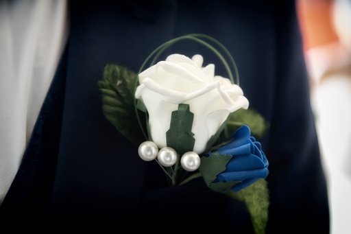 Boutonnière de roses en mousse