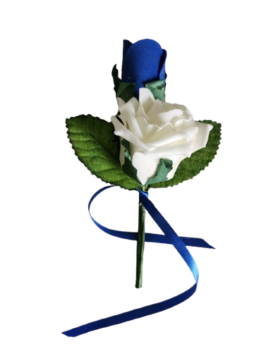 Boutonnière rose ouverte et bouton de rose